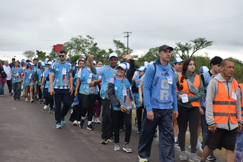 Con sus promesas a cuestas, 400.000 peregrinos desafían la lluvia camino a Itatí