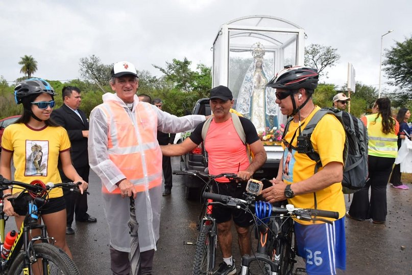 Con sus promesas a cuestas, 400.000 peregrinos desafían la lluvia camino a Itatí