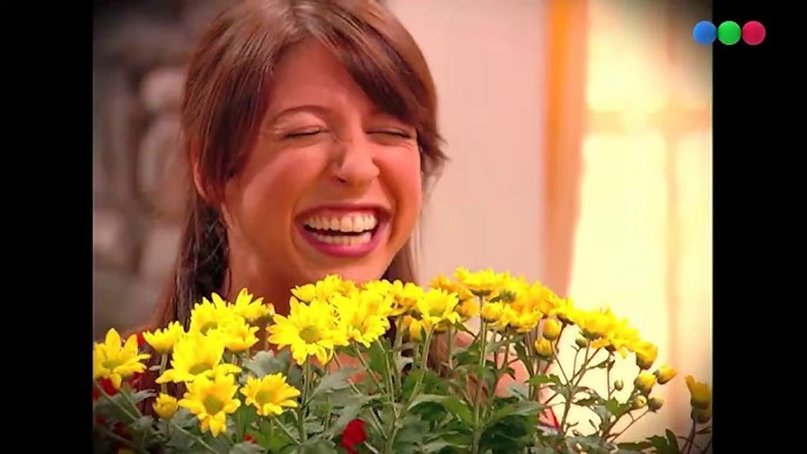Floricienta recibe las flores amarillas