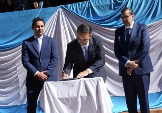 Juan Pablo Valdés encabezó el acto por los 100 años de Virasoro y firmó un convenio para construir viviendas