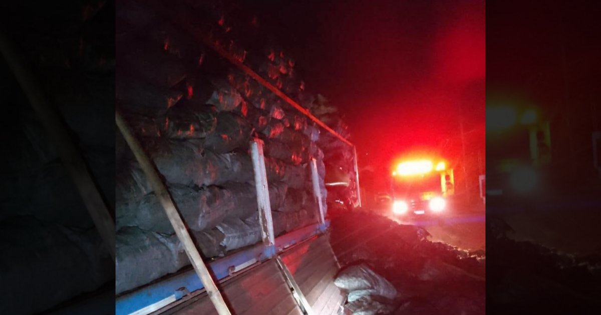 Corrientes: un camión que transportaba carbón se incendió