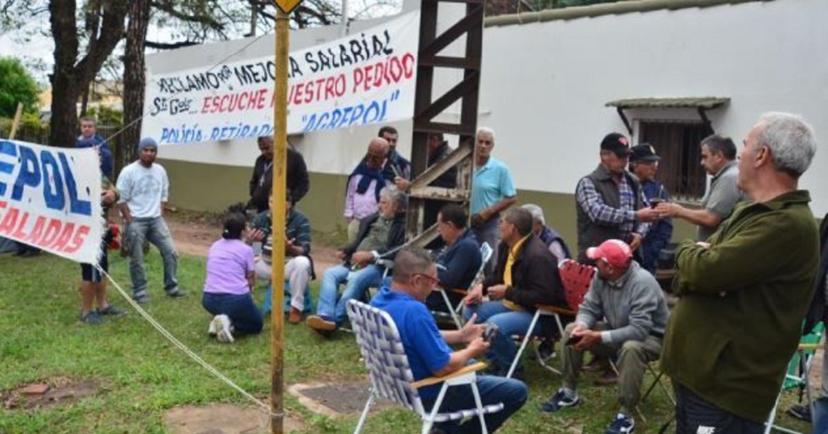 Corrientes: policías retirados se encadenaron en reclamo de mejoras ...