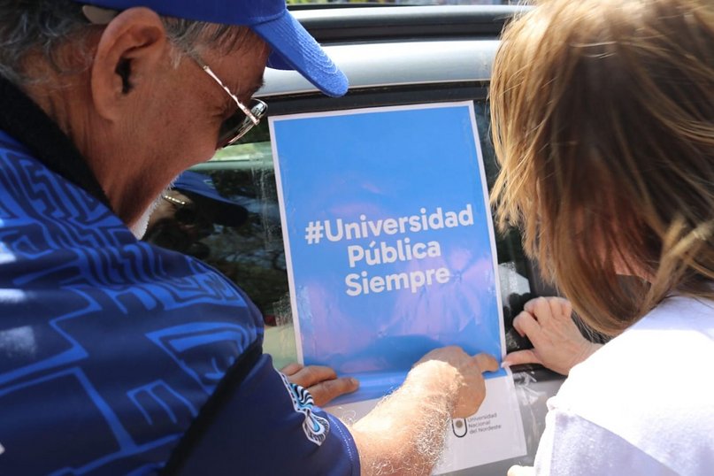 Masiva marcha de alumnos y docentes universitarios en Corrientes