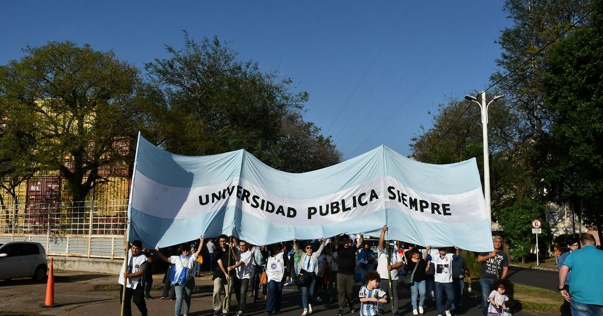Masiva marcha de alumnos y docentes universitarios en Corrientes | El ...