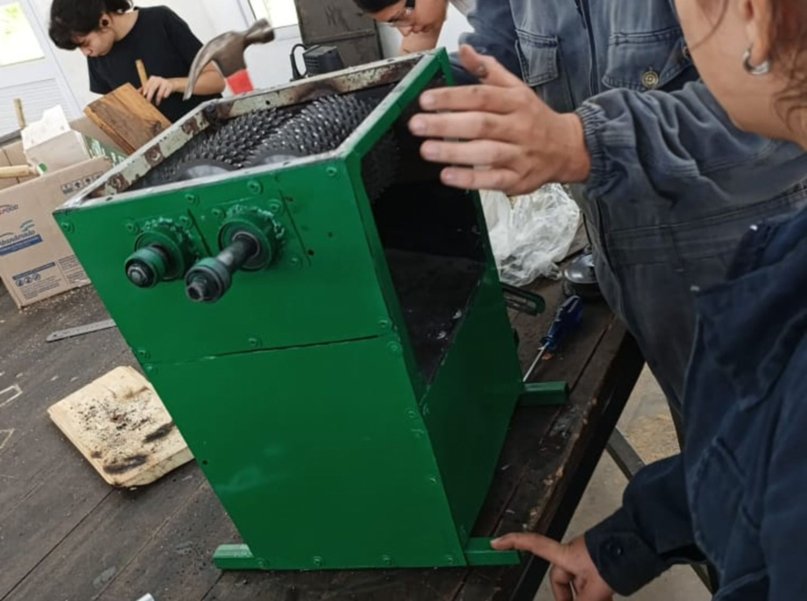 Cristian, el docente que ideó un proyecto para hacer ecoladrillos con botellas plásticas