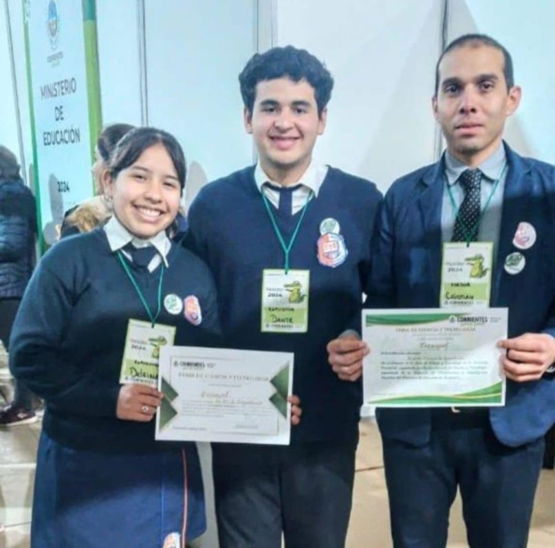 Cristian, el docente que ideó un proyecto para hacer ecoladrillos con botellas plásticas