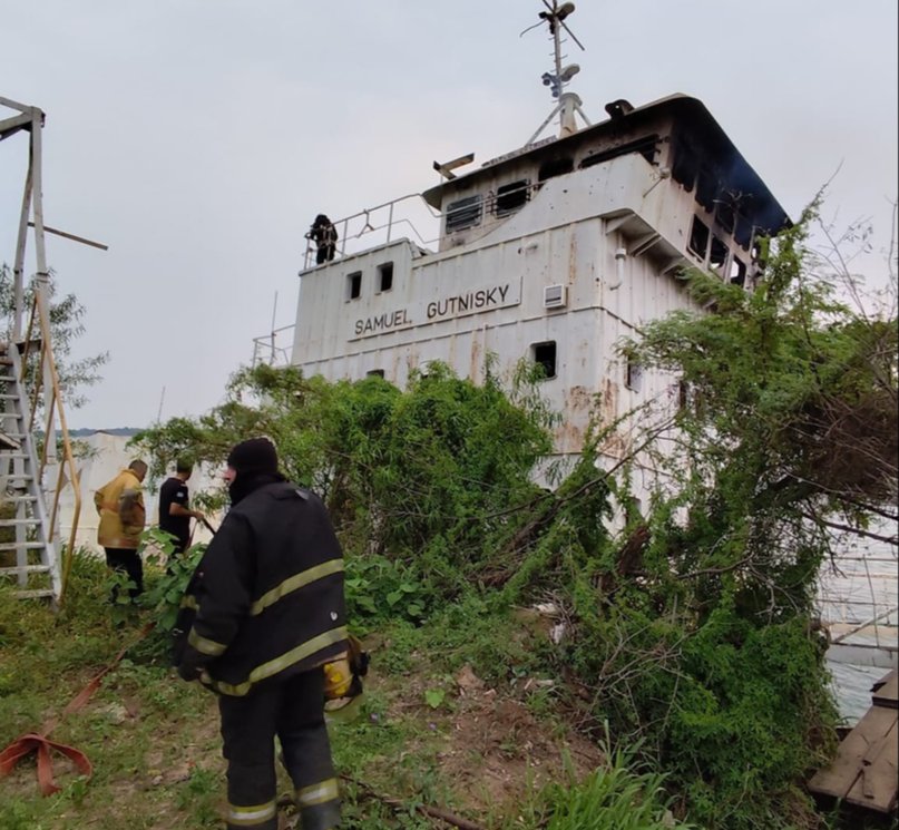 Se incendió un barco en la orilla del río Paraná 