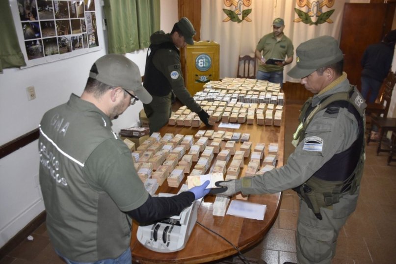 Un camión de cargas peligrosas llevaba más de $50 millones escondidos en dos cajas- Un camión de cargas peligrosas llevaba más de $50 millones escondidos en dos cajas