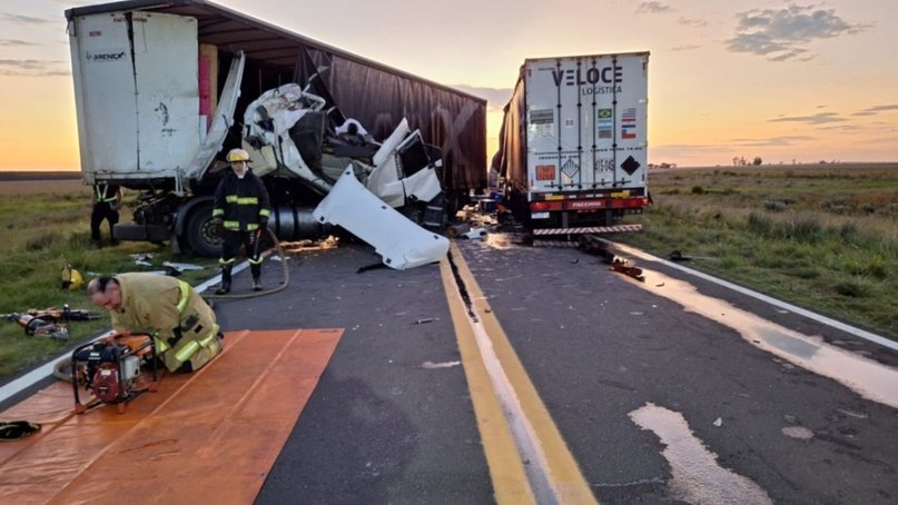 Chocaron dos camiones sobre la Ruta 14 cerca de Tapebicua