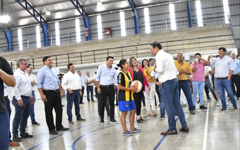 Con una fuerte inversión, Valdés inauguró un Polideportivo en Corrientes 