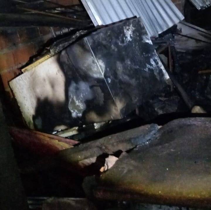 Un feroz incendio arrasó con una vivienda en Corrientes- Un feroz incendio arrasó con una vivienda en Corrientes