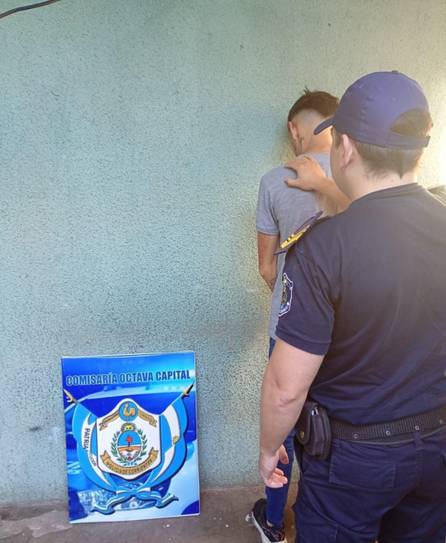 Fue atrapado mientras huía con un bolso que robo momentos antes