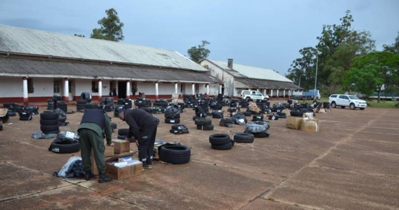 Gendarmería en Corrientes: decomisan 489 neumáticos y 18 mil paquetes de cigarrillos en encomiendas