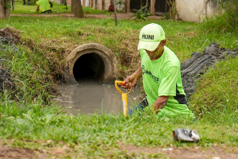 Trabajan en 7.000 metros de un canal clave para mejorar el drenaje en Corrientes
