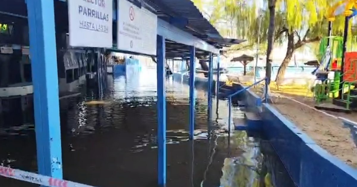 El Paraná avanzó sobre la playa de Regatas Corrientes e inundó el sector de parrillas | El Litoral