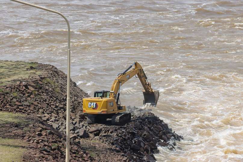 Obras de urgencia en Yacyretá tras el desgaste de una defensa por la fuerza del río Paraná