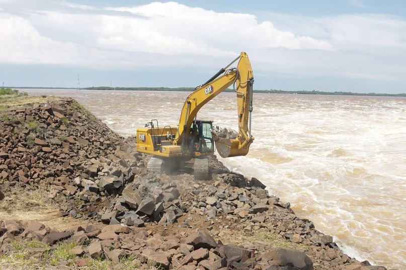Obras de urgencia en Yacyretá tras el desgaste de una defensa por la fuerza del río Paraná
