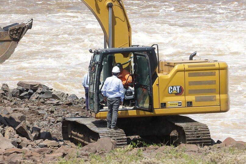 Obras de urgencia en Yacyretá tras el desgaste de una defensa por la fuerza del río Paraná- Obras de urgencia en Yacyretá tras el desgaste de una defensa por la fuerza del río Paraná