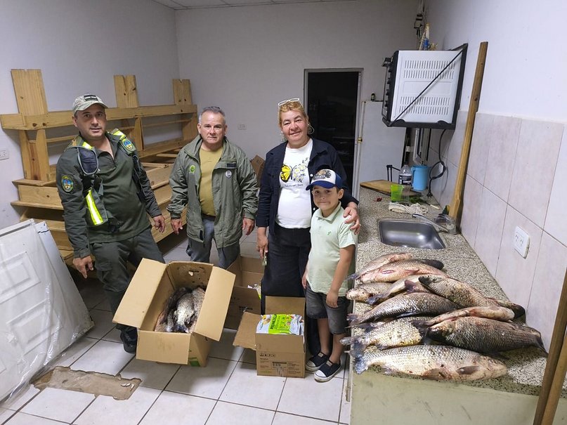 Atraparon a depredadores con 80 pescados en una canoa en Corrientes