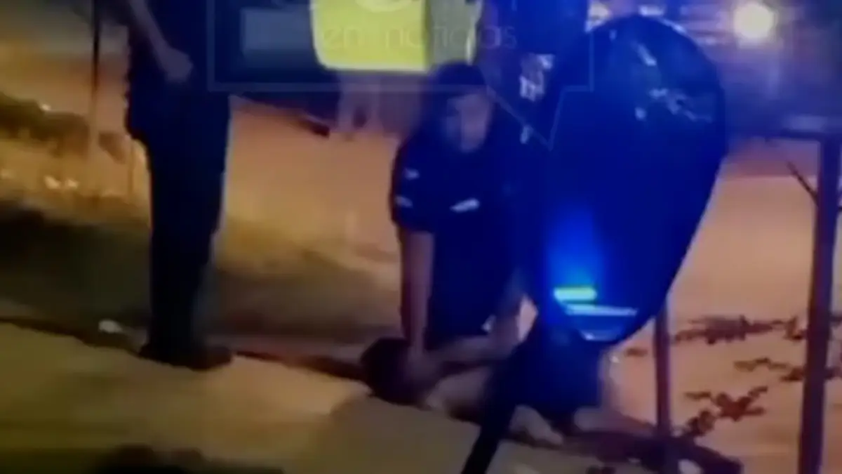 Arrestaron a los dos policías acusados de atropellar al joven que murió camino al hospital