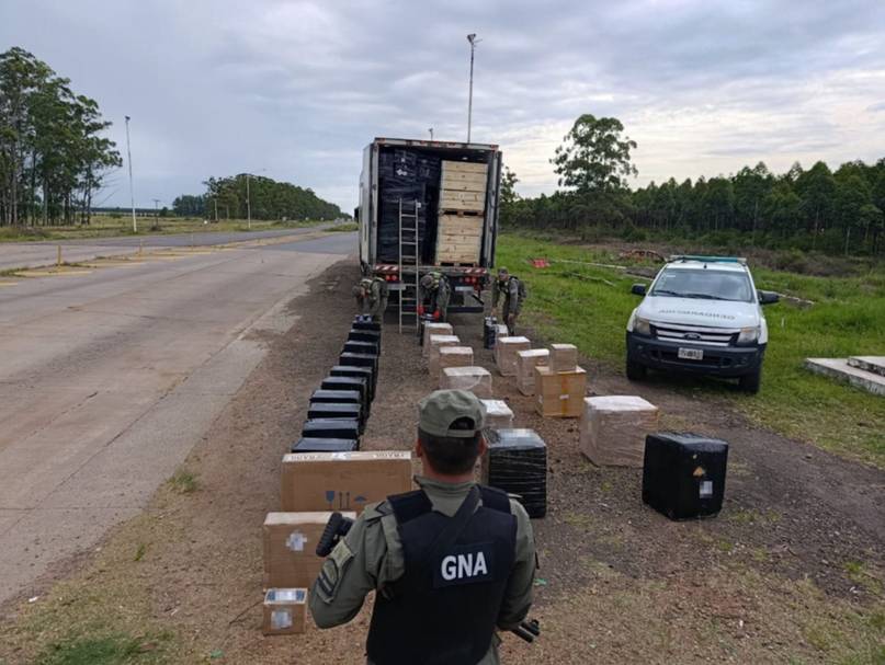 Corrientes: secuestraron 30 mil atados de cigarrillos, 90 celulares y hojas de coca en encomiendas