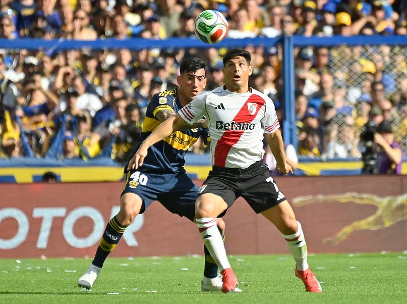 1762771997021 EL CORRENTINO MAXI SALAS GOLPEÓ A UN HOMBRE QUE FILMABA EN LA CANCHA TRAS EL SUPERCLÁSICO