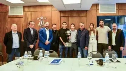 La delegación de Rosario Central durante la proclamación como Campeón de Liga.