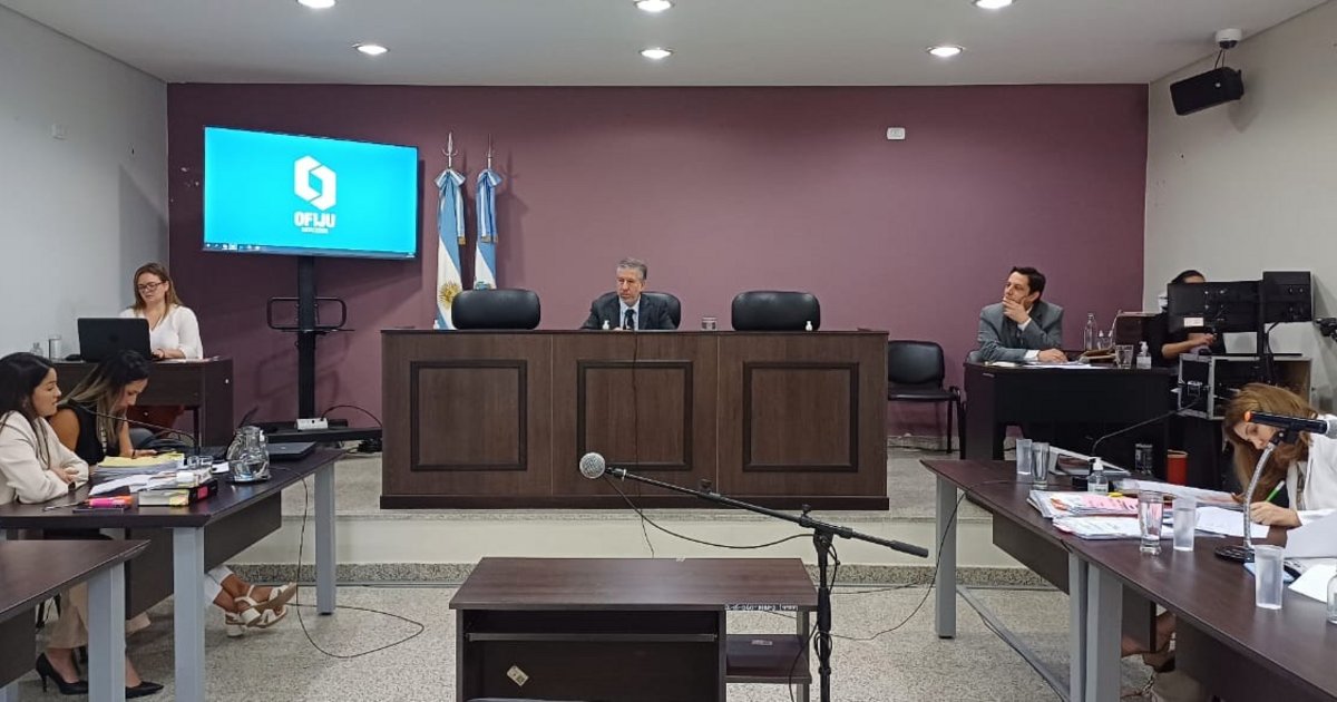 Comienza el juicio contra tres policías acusados de golpear a cinco ...