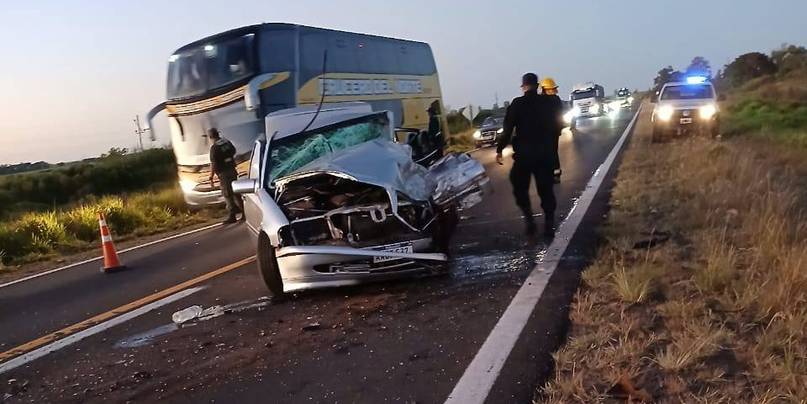 Murió un hombre tras el choque entre dos autos en una ruta
