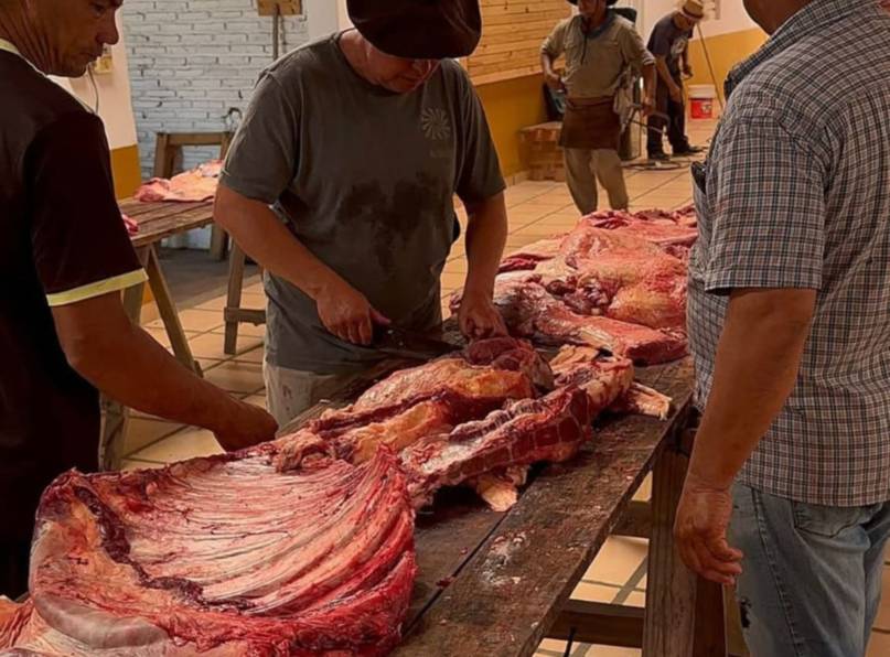 Un pueblo correntino prepara 1.500 kilos de asado y más de una tonelada de mbaipy