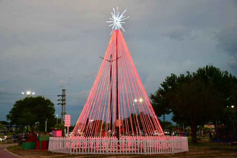 Instalaron árboles gigantes y un pesebre autóctono en Corrientes: dónde están ubicados