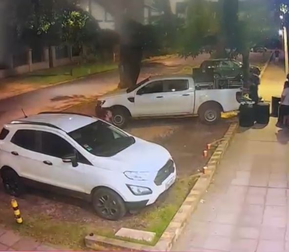 Una mujer destrozó vehículos estacionados en inmediaciones del Corrientes Tenis Club