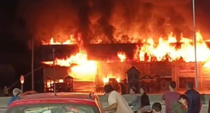 Un feroz incendio afectó a una maderera sobre la Ruta 5 en Corrientes