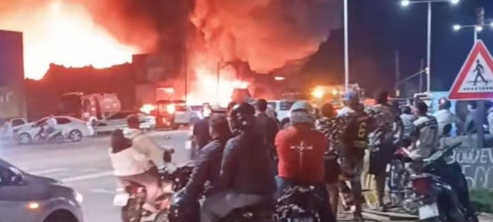 Un feroz incendio afectó a una maderera sobre la Ruta 5 en Corrientes 